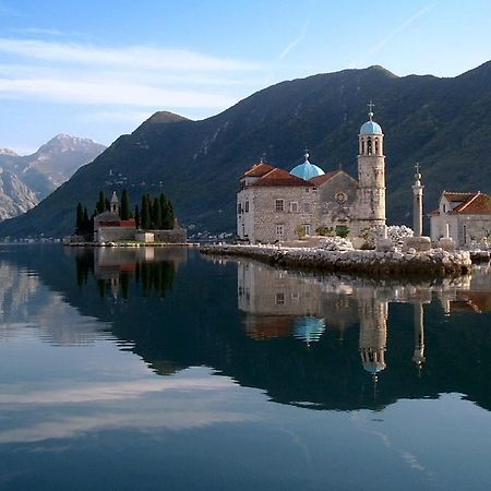Holiday Home Stone House Perast Buitenkant foto